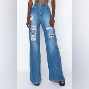 AKIRA high-waist relaxed jeans. Size 26, but fits like a size 27.